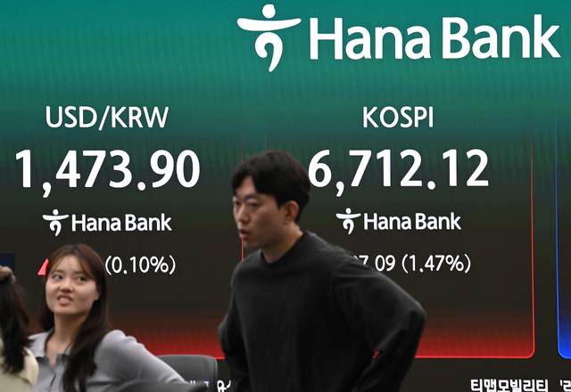 28일 서울 중구 하나은행 본점 딜링룸 현황판 앞에서 직원들이 이야기를 나누고 있다. 이날 코스피는 전 거래일보다 31.77포인트(0.48%) 오른 6646.80으로 출발해 오전 10시쯤 6700을 돌파, 장중 최고치 기록을 경신했다. 김동훈 기자