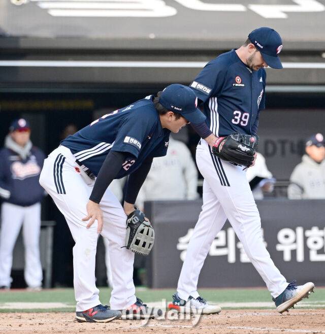 11일 경기에서 송구 실책을 저지른 후 아쉬워하는 안재석(왼쪽)./마이데일리