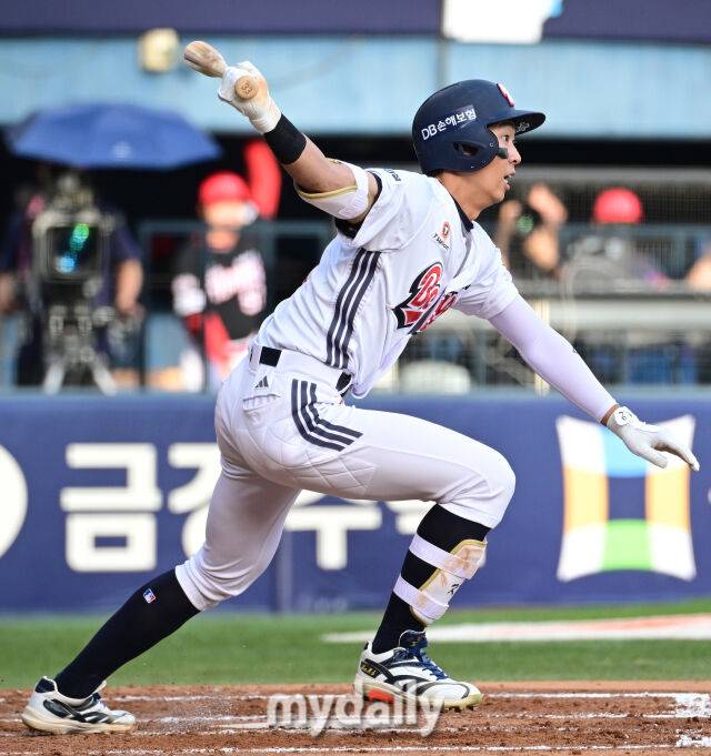 두산 김민석이 18일 경기에서 적시타를 날리고 있다./마이데일리