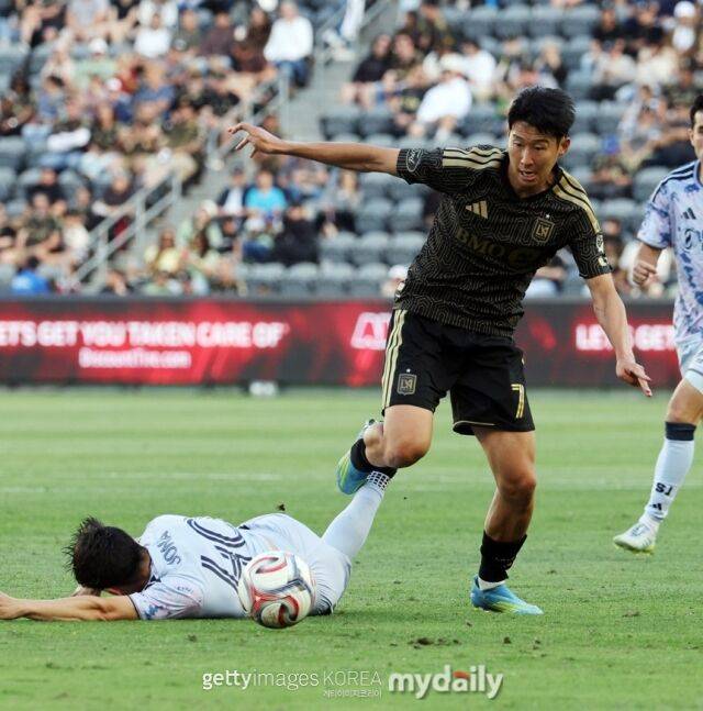 LAFC의 손흥민이 20일 미국 LA에서 열린 산호세와의 2026시즌 MLS 8라운드에서 돌파를 시도하고 있다./게티이미지코리아