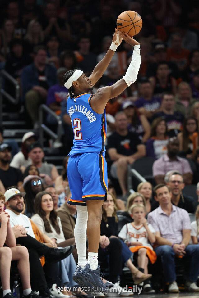 길저스-알렉산더가 28일 피닉스와 경기에서 점퍼를 날리고 있다. /게티이미지코리아