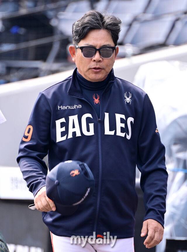 2026년 3월 29일 오후 대전 한화생명볼파크에서 열린 ‘2026 신한 SOL KBO리그' 키움 히어로즈와 한화 이글스의 경기. 경기 전 한화 양상문 투수 코치가 인사하고 있다./마이데일리