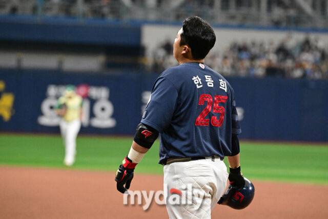 2026년 4월 12일 오후 서울 고척스카이돔에서 열린 '2026 신한 SOL KBO리그' 롯데 자이언츠와 키움 히어로즈의 경기. 롯데 한동희가 6회초 1사 1루서 2루수 앞 병살타를 친 뒤 허탈해하고 있다./마이데일리