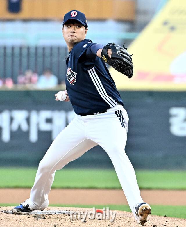 두산 선발투수 이영하가 15일 오후 인천 SSG랜더스필드에서 진행된 '2026 프로야구 KBO리그' SSG랜더스와 두산베어스의 경기서 역투하고 있다./마이데일리