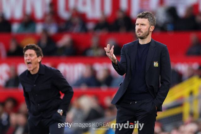 마이클 캐릭 맨체스터 유나이티드 임시 감독이 4월 28일 영국 맨체스터의 올드 트래포드에서 열린 2025-26시즌 잉글랜드 프리미어리그 34라운드 브렌트퍼드와의 맞대결에서 선수들에게 지시하고 있다. /게티이미지코리아