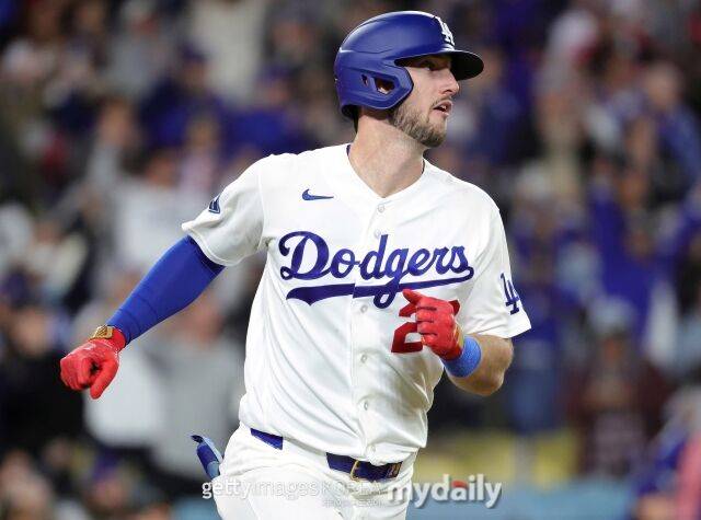 LA 다저스 카일 터커가 28일(이하 한국시각) 미국 캘리포니아주 로스엔젤레스 유니클로 필드 앳 다저스타디움에서 열린 마이애미 말린스와의 홈 경기서 타격하고 출루하고 있다./게티이미지코리아