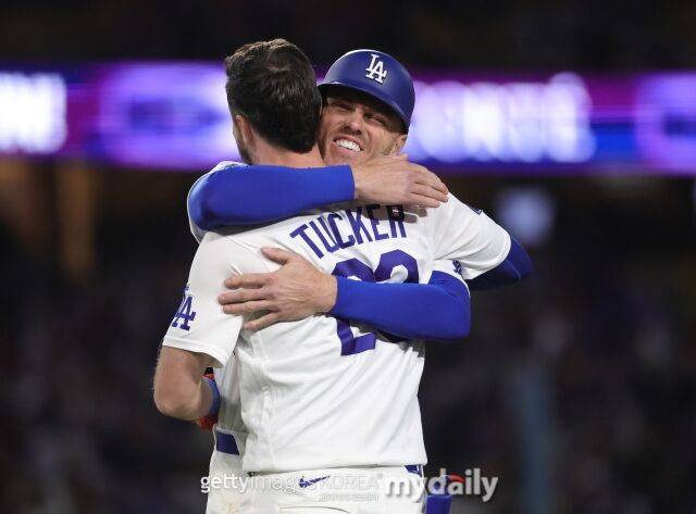 LA 다저스 카일 터커(뒷모습)와 프레디 프리먼이 28일(이하 한국시각) 미국 캘리포니아주 로스엔젤레스 유니클로 필드 앳 다저스타디움에서 열린 마이애미 말린스와의 홈 경기서 포옹을 하고 있다./게티이미지코리아