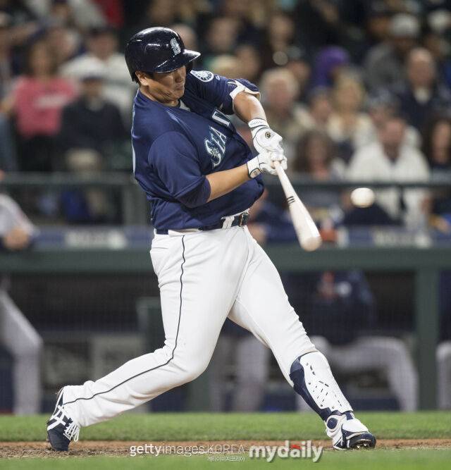 시애틀 매리너스 시절 이대호가 스윙을 하고 있다./게티이미지코리아
