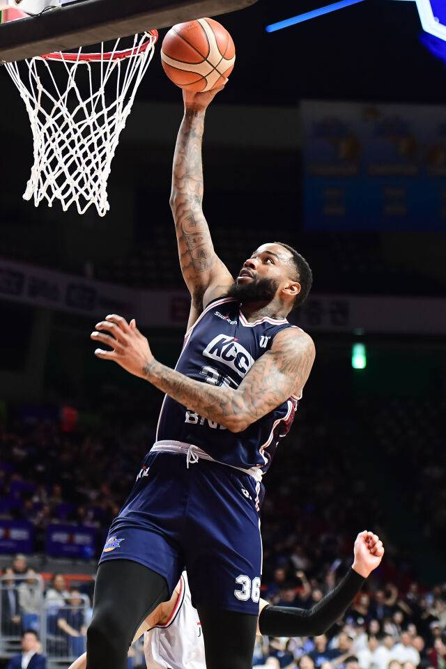 숀 롱이 4월 28일 정관장과의 4강 플레이오프 3차전에서 덩크슛을 하고 있다./KBL 제공