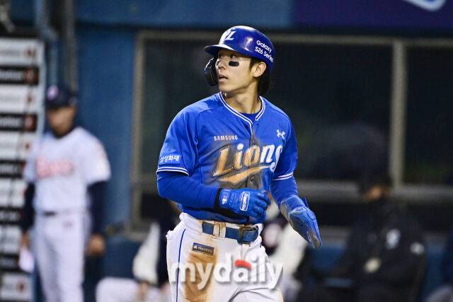 삼성 김성윤이 28일 잠실구장에서 열린 두산 베어스와 경기 4회초 무사 2-3루 디아즈 희생플라이에 득점을 올리고 있다./잠실=한혁승 기자