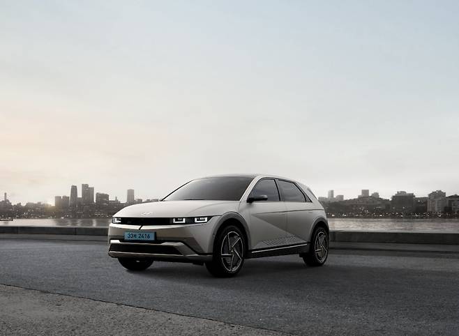 현대자동차의 전기차 ‘아이오닉 5’ 외관. 현대차그룹은 해당 차량을 활용해 배터리 구독 서비스 실증사업에 나선다. [현대차 제공]