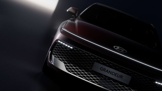 현대자동차 ‘더 뉴 그랜저’ 외관. ‘샤크 노즈’ 전면부와 메쉬 그릴, 얇아진 램프 디자인을 적용했으며 전장을 15㎜ 늘려 전체 균형을 개선했다.[현대차 제공]