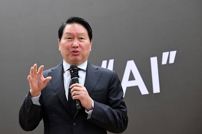 대한상공회의소 회장인 최태원 SK그룹 회장이 28일 오전 서울 여의도 국회의원회관에서 한중의원연맹이 연 ‘미·중 AI 기술 패권 경쟁 속 대한민국 성장전략’ 정책세미나에 참석해 강연하고 있다. 이상섭 기자