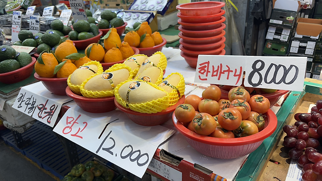 지난 27일 찾은 서울 동대문구 청량리 청과물 시장 한 상점. 이날부터 망고 가격을 1만2000원으로 올렸다. 박연수 기자