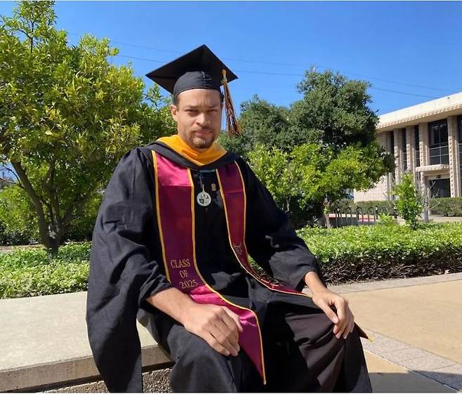 [서울=뉴시스] 27일(현지 시간) AP통신에 따르면 용의자 콜 토마스 앨런(31)은 이날 워싱턴 연방법원에 출석했다. 그는 암살 시도 혐의 외에 총기 관련 혐의 2건이 추가로 적용됐다. 사진은 미국 워싱턴 D.C. 힐튼 호텔 백악관 출입기자협회 만찬 총격 사건 용의자 콜 토마스 앨런(31)(출처 : 링크드인) 2026.04.28.  *재판매 및 DB 금지