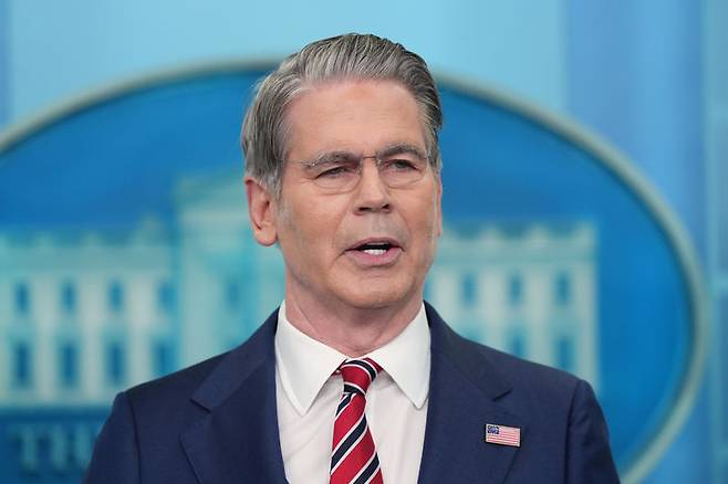 [워싱턴=AP/뉴시스]스콧 베선트 미국 재무장관이 15일(현지 시간) 백악관 정례브리핑에 참석해 취재진 질의에 답변하고 있다. 2026.04.16.
