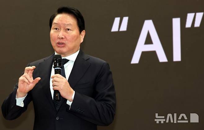 [서울=뉴시스] 조성봉 기자 = 최태원 대한상공회의소 회장이 28일 오전 서울 여의도 국회 의원회관 소회의실에서 열린 미·중 AI 기술 패권 경쟁 속 대한민국 성장전략 세미나에서 강연을 하고 있다. 2026.04.28. suncho21@newsis.com