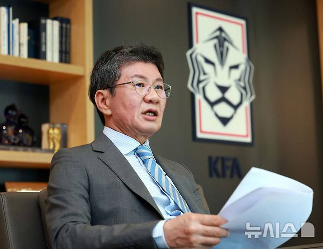 [서울=뉴시스] 이영환 기자 = 정몽규 대한축구협회 회장이 지난 3일 서울 종로구 축구회관 집무실에서 뉴시스와 인터뷰를 하고 있다. 2025.07.04. 20hwan@newsis.com