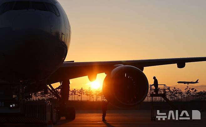 [서울=뉴시스] 박주성 기자 = 지난 18일 오후 인천국제공항 아시아나항공 제2격납고에서 이준희 항공기 정비사(왼쪽)와 김영균 항공기 정비사가 항공기를 정비하고 있다. 2025.12.28. park7691@newsis.com