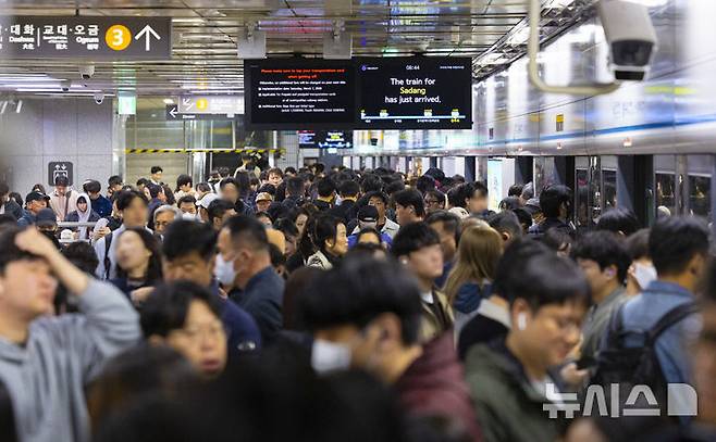 [서울=뉴시스] 김근수 기자 = 중동발 에너지 위기 대응을 위해 공공기관 2부제와 공영주차장 5부제가 시행된 이튿날인 9일 오전 서울 중구 지하철 3호선 충무로역이 출근하는 시민들로 붐비고 있다. 2026.04.09. ks@newsis.com