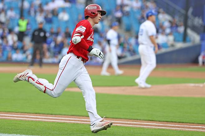 [서울=뉴시스] 21일 대구 삼성라이온즈파크에서 열린 2026 신한 SOL뱅크 KBO리그 SSG 랜더스와 삼성 라이온즈의 경기. 1회 초 SSG의 박성한이 안타를 치고 있다. 박성한은 3월28일 KIA 타이거즈와의 시즌 개막전부터 이날까지 19경기 연속 안타 행진을 벌이며 KBO리그 개막 이후 최장 연속 경기 안타 기록을 갈아치웠다. 종전 최장 기록은 44년 전인 1982년 롯데 자이언츠 김용희가 3월28일부터 5월16일까지 작성한 개막 이후 18경기 연속 안타다. (사진=SSG 랜더스 제공). 2026.04.21. photo@newsis.com *재판매 및 DB 금지