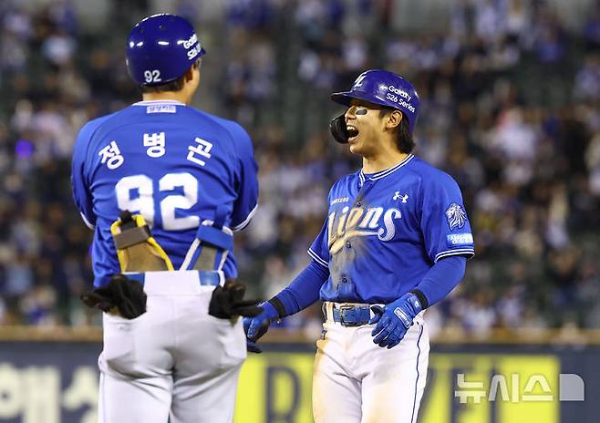 [서울=뉴시스] 황준선 기자 = 28일 서울 송파구 잠실야구장에서 열린 2026 KBO 리그 삼성 라이온즈와 두산 베어스의 경기, 10회 초 1사 2루 삼성 김성윤이 1타점 적시타를 친 뒤 세리머니 하고 있다. 2026.04.28. hwang@newsis.com