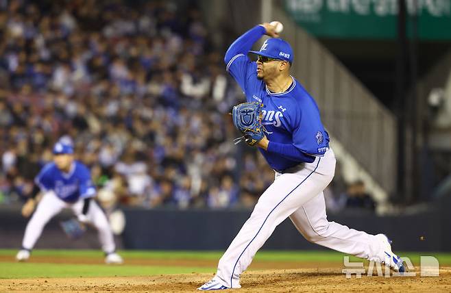[서울=뉴시스] 황준선 기자 = 28일 서울 송파구 잠실야구장에서 열린 2026 KBO 리그 삼성 라이온즈와 두산 베어스의 경기, 6회 말 삼성 선발 후라도가 역투하고 있다. 2026.04.28. hwang@newsis.com