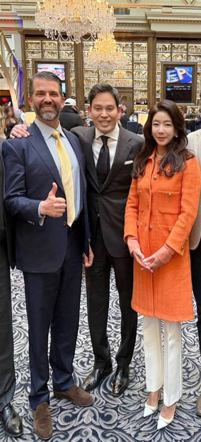 도널드 트럼프 미국 대통령 취임식 참석을 위해 지난 18일(현지시간) 워싱턴을 찾은 신세계그룹 정용진 회장(가운데)이 트럼프 주니어(왼쪽)와 만나 부인 한지희씨(오른쪽)를 소개 후 사진을 찍고 있다. (사진=신세계그룹 제공) *재판매 및 DB 금지