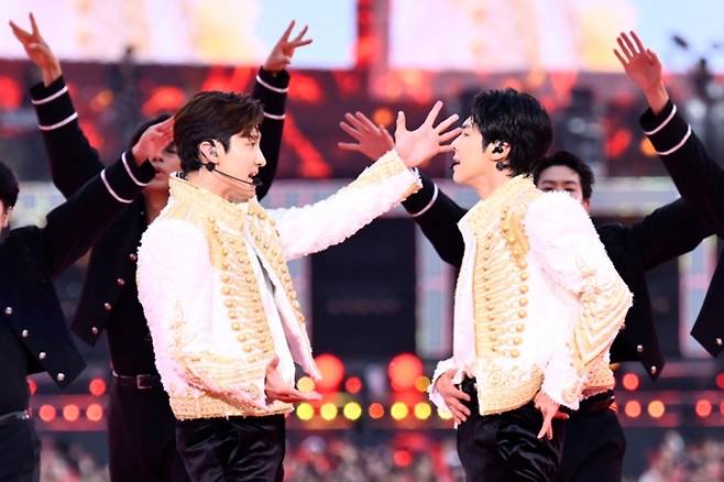 동방신기는 지난 2013년 닛산 스타디움에서 처음으로 단독 콘서트를 열었다. 닛산 스타디움은 7만 5천 명 이상의 인원을 수용하는 초대형 스타디움으로, 당시 동방신기는 한국 가수는 물론 해외 아티스트 최초로 닛산 스타디움에 입성했다. SM엔터테인먼트 제공