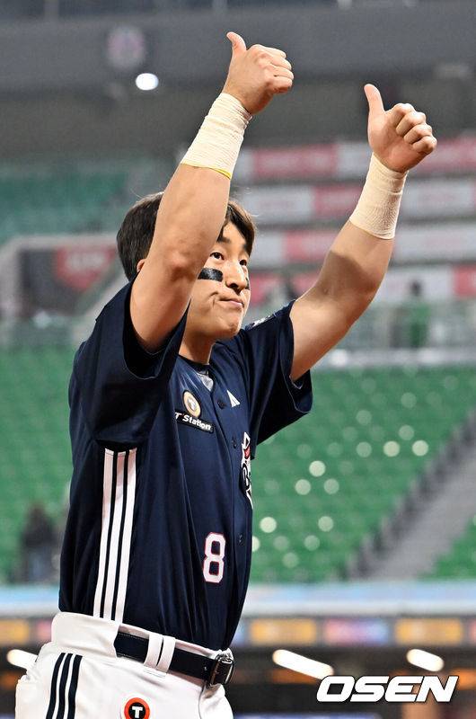 [OSEN=인천, 민경훈 기자] 14일 오후 인천 SSG랜더스필드에서 ‘2026 신한 SOL Bank KBO리그'&nbsp;SSG 랜더스와 두산 베어스의 경기가 진행됐다. 이 경기에서 두산은 SSG에 11-3 대승을 거두고 2연패를 끊었다. SSG는 이날 패배로 6연패 수렁에 빠졌다.&nbsp;경기를 마치고 두산 손아섭이 팬들을 향해 쌍 엄지척 사인을 보내고 있다. 2026.04.14 / rumi@osen.co.kr
