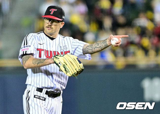 [OSEN=잠실, 최규한 기자] 22일 서울 잠실야구장에서 ‘2026 신한 SOL KBO리그’ LG 트윈스와 한화 이글스의 경기가 열렸다.홈팀 LG는 라클란 웰스, 방문팀 한화는 왕옌청을 선발로 내세웠다. 6회초 1사 주자없는 상황 한화 심우준을 내야 파울 뜬공으로 이끈 LG 선발 라클란 웰스가 야수들에게 사인을 보내고 있다. 2026.04.22 / dreamer@osen.co.kr