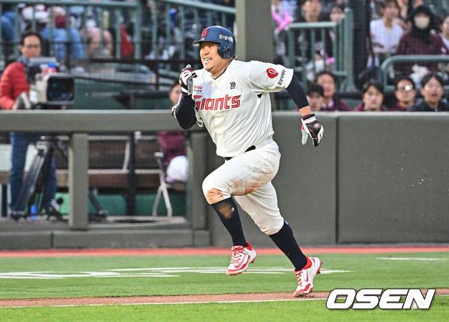 [OSEN=부산, 이석우 기자] 28일 부산 사직야구장에서 2026 신한 SOL KBO 리그 롯데 자이언츠와 키움 히어로즈의 경기가 열렸다. 홈팀 롯데는 김진욱이, 방문팀 키움은 알칸타라가 선발 출전했다.롯데 자이언츠 유강남이 2회말 2사 3루 전민재의 투수 왼쪽 내야 안타때 득점을 올리고 있다. 2026.04.28 / foto0307@osen.co.kr
