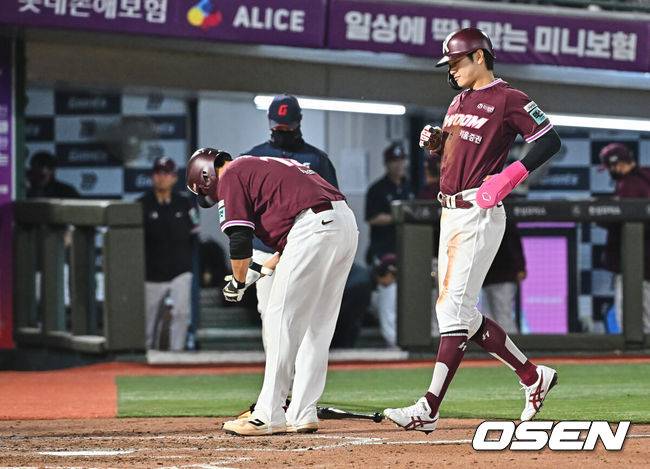 [OSEN=부산, 이석우 기자] 28일 부산 사직야구장에서 2026 신한 SOL KBO 리그 롯데 자이언츠와 키움 히어로즈의 경기가 열렸다. 홈팀 롯데는 김진욱이, 방문팀 키움은 알칸타라가 선발 출전했다.키움 히어로즈 박주홍이 5회초 1사 만루 키움 히어로즈 김건희의 밀어내기 볼넷에 득점을 올리고 있다. 2026.04.28 / foto0307@osen.co.kr