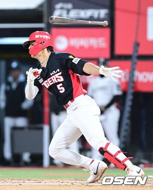 [OSEN=수원, 최규한 기자] 21일 수원 KT위즈파크에서 ‘2026 신한 SOL KBO리그’ KT 위즈와 KIA 타이거즈의 경기가 열렸다.홈팀 KT는 오원석, 방문팀 KIA는 김태형을 선발로 내세웠다. 6회초 2사 1, 3루 상황 KIA 김도영이 추격의 1타점 적시타를 날리고 있다. 2026.04.21 / dreamer@osen.co.kr