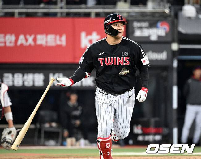 [OSEN=수원, 이대선 기자] 28일 수원 KT위즈파크에서 2026 신한 SOL KBO리그 KT 위즈와 LG 트윈스의 경기가 열렸다.이날 KT는 맷 사우어, LG는 라클란 웰스를 선발로 내세웠다.4회초 무사에서 LG 문보경이 우월 솔로 홈런을 치고 있다. 2026.04.28 /sunday@osen.co.kr