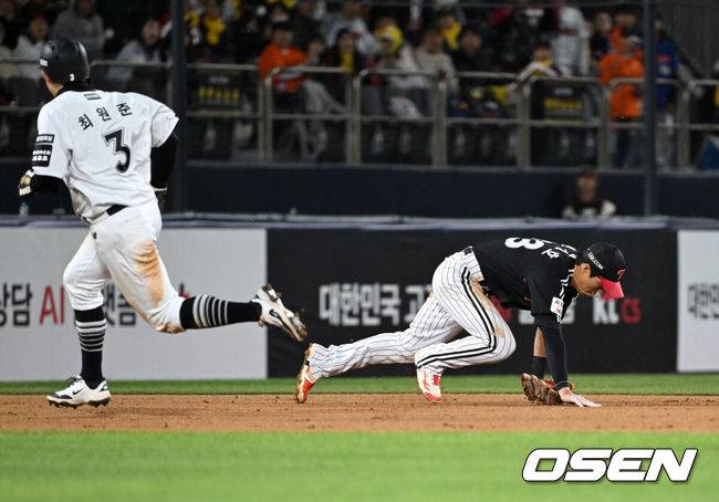 [OSEN=수원, 이대선 기자] 28일 수원 KT위즈파크에서 2026 신한 SOL KBO리그 KT 위즈와 LG 트윈스의 경기가 열렸다.이날 KT는 맷 사우어, LG는 라클란 웰스를 선발로 내세웠다.6회말 2사 2,3루에서 LG 천성호가 KT 장성우를 땅볼로 처리하고 환호하고 있다. 2026.04.28 /sunday@osen.co.kr
