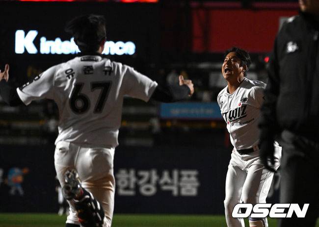 [OSEN=수원, 이대선 기자] 28일 수원 KT위즈파크에서 2026 신한 SOL KBO리그 KT 위즈와 LG 트윈스의 경기가 열렸다.이날 KT는 맷 사우어, LG는 라클란 웰스를 선발로 내세웠다.10회말 2사 1,2루에서 KT 강민성이 끝내기 안타를 치고 환호하고 있다. 2026.04.28 /sunday@osen.co.kr