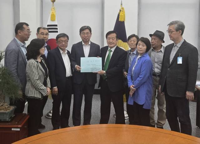 ▲80해언협과 5.18 공법 3단체 대표자들이 27일 오후 국회 소통관에서 "개헌 촉구와 5.18 광주민주항쟁의 정명(正名)을 요구하는 선언문"을 발표한 뒤 우원식 국회의장에게 선언문을 전달했다. 우 의장이 공식 행사 참석으로 부재 중 조오섭 비서실장이 대리 접수했다. ⓒ 80해언협 제공