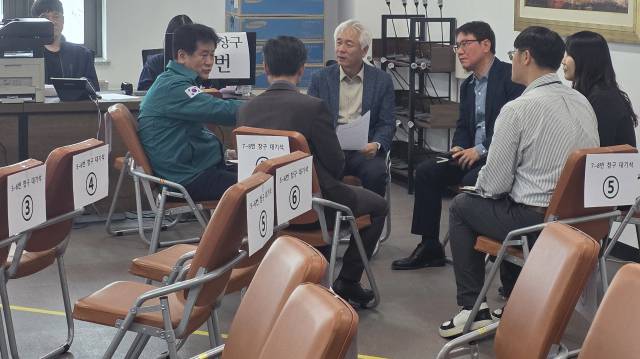 ▲고유가 피해지원금 지급 현장 확인하는 홍천군. ⓒ홍천군
