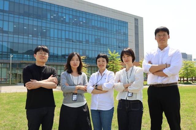 ▲4개월간 연구성과로 '한빛사(한국을 빛낸 사람들)'에 논문이 등재된 케이메디허브 직원들ⓒ대구시 제공