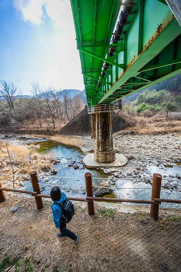 현동역 인근에 이르러 동서트레일은 영동선을 굽이굽이 두 번이나 넘나든다.