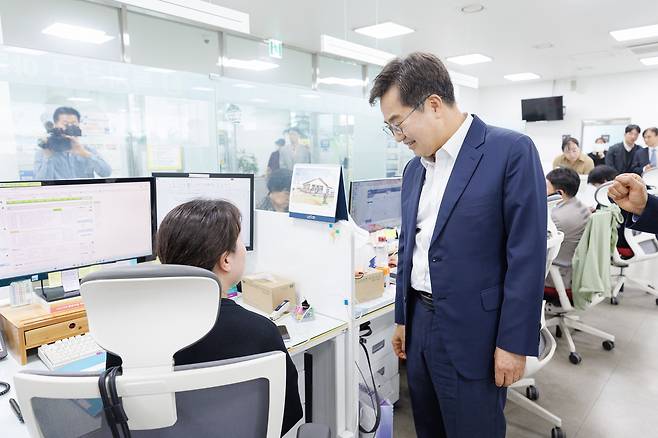 김동연 경기지사(오른쪽)가 27일 안양시 동안구 관양동 행정복지센터에서 직원을 격려하고 있다. 경기도 제공