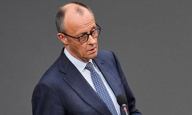 프리드리히 메르츠 독일 총리가 지난 3월 25일(현지시간) 독일 의회에 출석해 의원의 질의에 답변하고 있다. AP연합뉴스