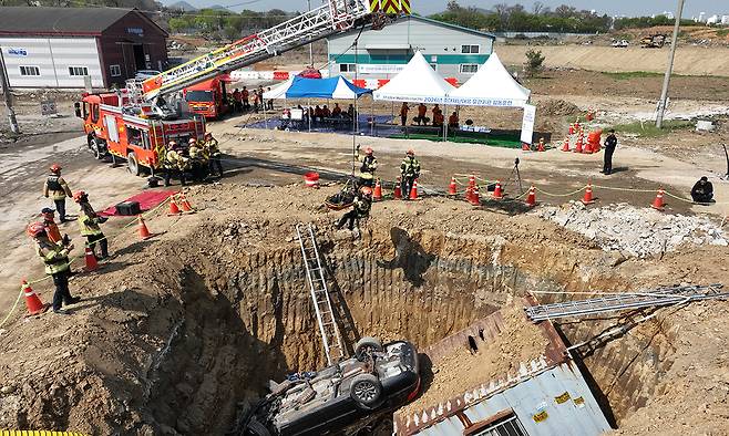지난 15일 경기도 하남시 천현동 교산 공공주택지구 공사현장에서 열린 '2026년 중대재난대응 유관기관 합동훈련'에서 소방관들이 싱크홀 발생으로 인한 매몰 상황을 가정해 구조훈련을 하고 있다. 연합뉴스