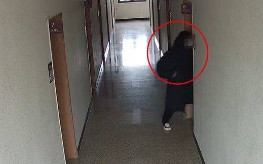 지난 1월 29일 오전 대전 서구의 한 성당에서 검은색 외투를 입은 A씨가 미사가 진행되는 사이 교리실 내부를 살피며 침입을 시도하고 있다. (빨간색 원 안이 A씨) 대전서부경찰서 제공