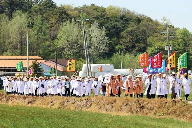 지난 25일 전북 고창군 공음면 무장기포지 일원에서 열린 제132주년 무장기포 기념제에서 동학농민군 복장을 한 참여자들이 동학농민군의 발자취를 따라 무장기포터를 걷고 있다. 고창군 제공
