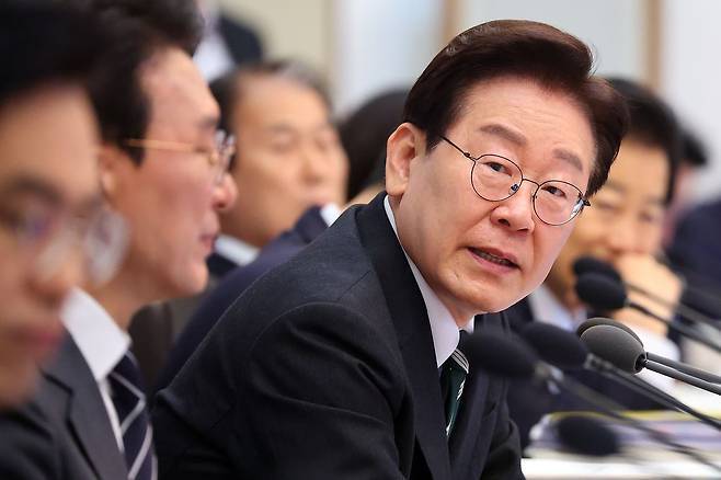 이재명 대통령이 28일 청와대에서 열린 국무회의 겸 비상경제점검회의에서 발언하고 있다. 뉴스1