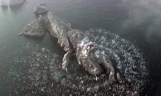 북한이 단거리 지대지 탄도미사일 집속탄두 위력을 평가하는 시험발사에 성공했다고 지난 20일 밝혔다. 사진은 집속탄이 표적 주변을 넓게 타격하는 모습. 조선중앙통신·연합뉴스