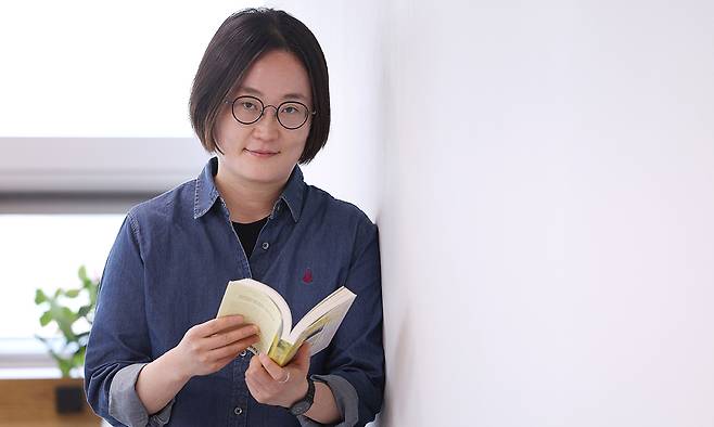 젊은 작가 김혜진이 최근 발표한 단편 7편을 엮은 소설집 ‘달걀의 온기’를 들고 돌아왔다. 그는 “요즘엔 ‘읽는 나’와 ‘쓰는 나’, ‘사는 나’가 아주 가깝게 맞닿아 있다는 생각을 자주 한다”고 말했다. 남정탁 기자