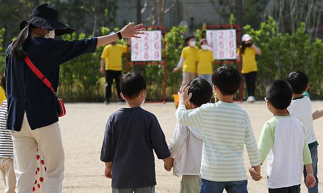 서울의 한 초등학교 운동장에서 학생들이 창의적 체험활동 수업을 하고 있다. 연합뉴스